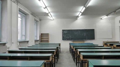 Empty Old Classroom With Chalkboard And Rows Of Green Desks 스톡 동영상 145479471