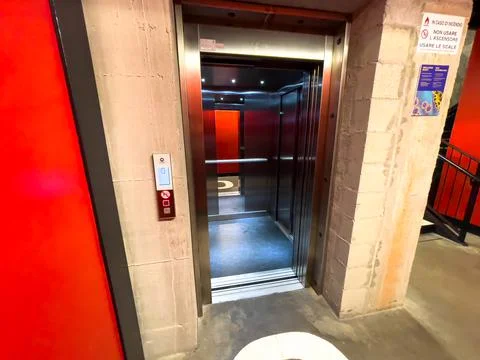 Empty opened elevator in a hotel Fotos de archivo