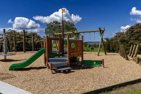 Empty Outdoor Playground Structure Under Bright Sky Foto stock