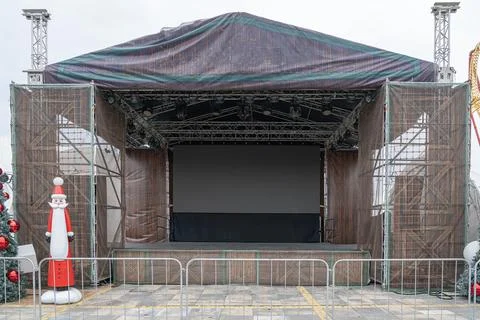 Empty outdoor stage with festive decorations set up for an upcoming event Stock-Fotos