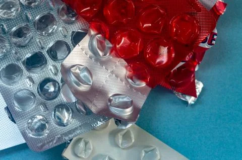 Empty packaging of tablets on a blue background close-up Stock-Fotos
