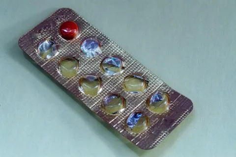 Empty packaging of tablets, one tablet Brown, blue background Foto stock