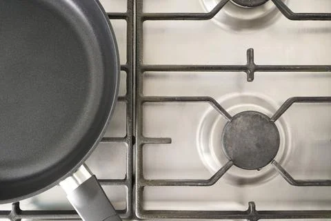 Empty pan on the stove, top view. Foto stock