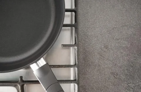 Empty pan on the stove, top view. Space for text. Foto stock