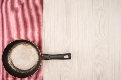 Empty pan on wooden deck table with tablecloth. Flat mock up for design. Top Fotos de archivo