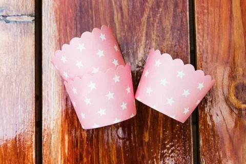 Empty paper molds for baking muffins, pink muffins in white polka dots Stock-Fotos