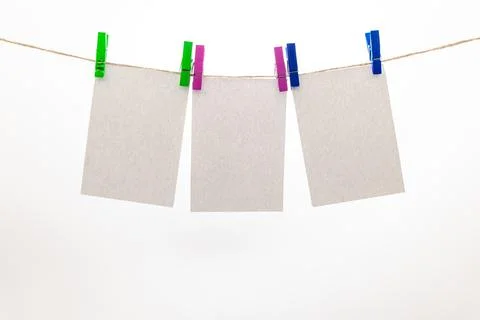 Empty paper sheets for notes, frames that hang on a rope with clothespins Foto stock