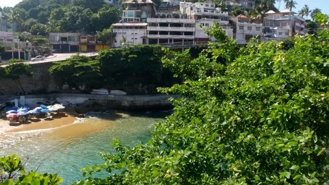 Empty paradise crystal clear beach (Playa Langosta) in Acapulco, Mexico Stockbeeldmateriaal 122008236