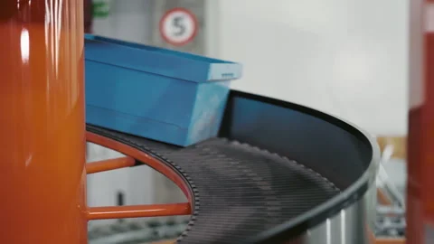 Empty Parcels Moving Forward on a Conveyor Belt System. Stockbeeldmateriaal 244580432