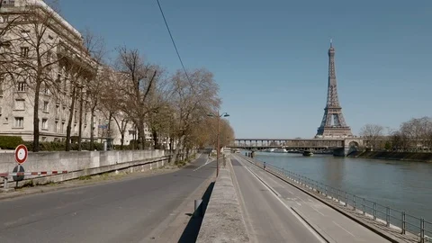 Empty Paris streets under lockdown with Eiffel tower Stockbeeldmateriaal 127426651