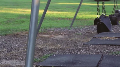 Empty Park Swing Swinging On Its Own A3 動画素材 72711966