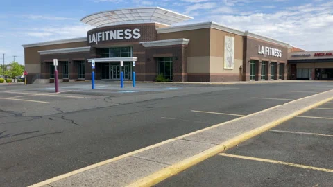 Empty parking lot of CLOSED LA Fitness, coronavirus outbreak. Stock-Footage 130544278