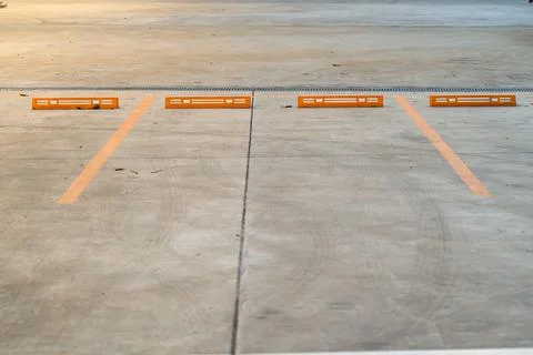 Empty parking space with orange lines on a concrete surface showing a clean.. 库存照片