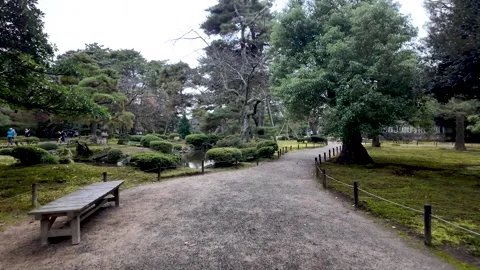 Empty path winding through Kenrokuen Garden in Kanazawa. POV Vidéo 307378397