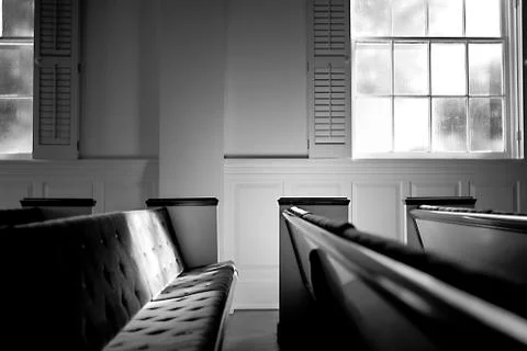 Empty pew bench seating in small church Stock-Fotos