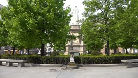 Empty Piazza della Scala gardens. Milano in the Coronavirus time. Stock Footage 128738882
