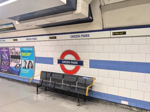 Empty Piccadilly line platform with the iconic roundel sign at Green Park Foto stock