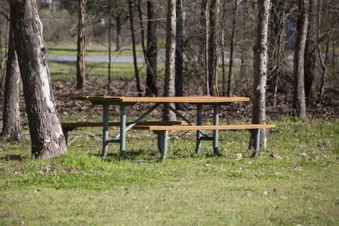 Empty Picnic Table Stock-Fotos