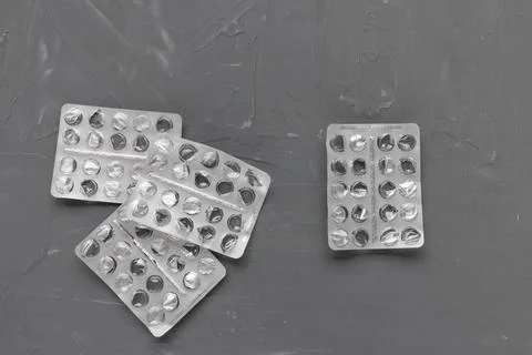 Empty pill blister on gray background, supplement concept Foto stock