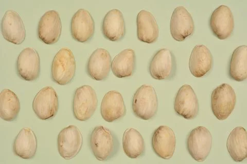 Empty Pistachio Shells Arranged on Green Background Foto stock