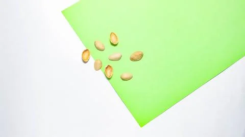 Empty pistachio shells on a light background. Foto stock