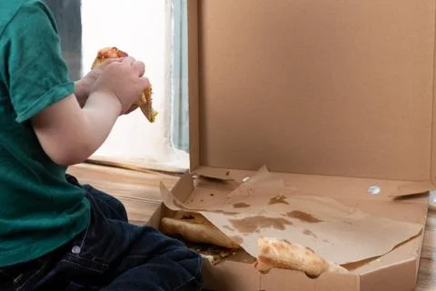 Empty pizza box close up. last piece in children's hands. Stock-Fotos