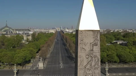 The empty Place de la Concorde in Paris during the Covid 19 Lockdown by drone 動画素材 158359205