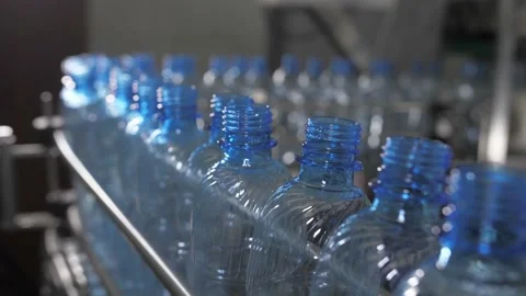 Empty plastic bottles are moved on a conveyor belt. Video stock 197081413
