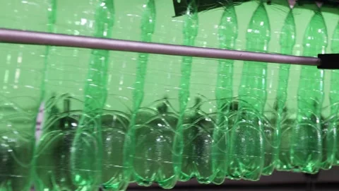 Empty plastic bottles move along a conveyor line at a beverage factory Video stock 141578916