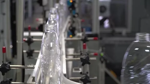 Empty plastic bottles move along the conveyor belt. Video stock 324912533