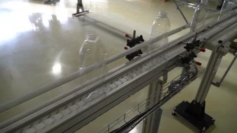Empty plastic bottles move along the conveyor belt. Video stock 324913130