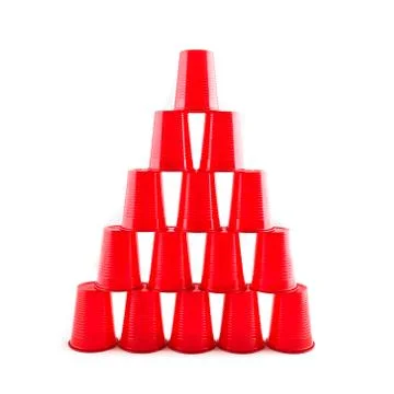 Empty plastic red cups pyramid Foto stock