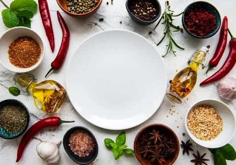 Empty plate and frame of spices Foto stock