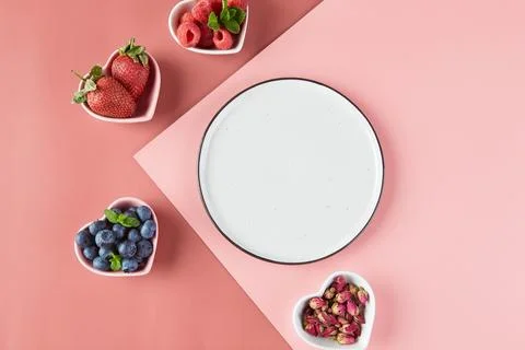Empty plate and small plates in the form of hearts with fresh strawberries, r 库存照片