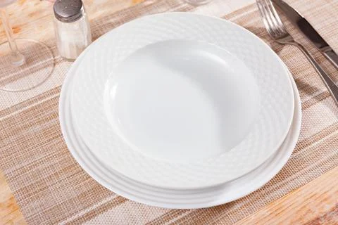 Empty plate with fork and knife Foto stock