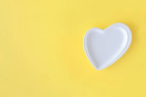 Empty plate on Illuminating Yellow background for valentine's day. restaurant Foto stock