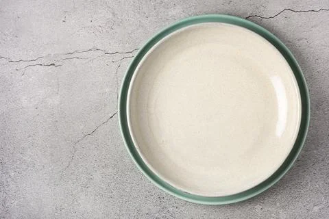 Empty plate on the slate table. Top view of the image. Foto stock