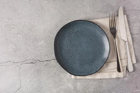 Empty plate on the slate table. Top view of the image. Foto stock