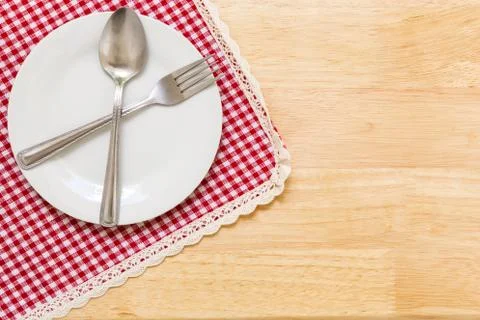 Empty Plate on Table / Empty Plate on Table Background Foto stock