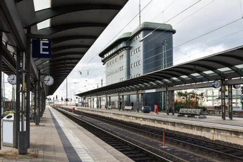 The empty platform with control tower of frankfurt main station Foto stock