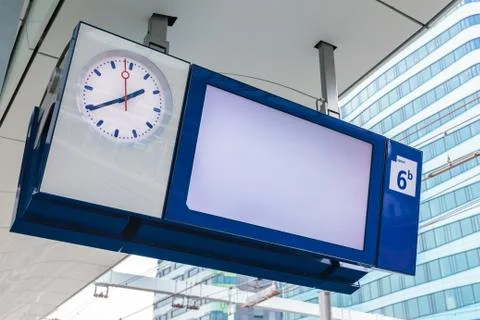 Empty platform information display with clock on a dutch railway station Foto stock