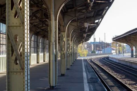 Empty platform of the old railway station, steel columns collected on steel r Stock-Fotos
