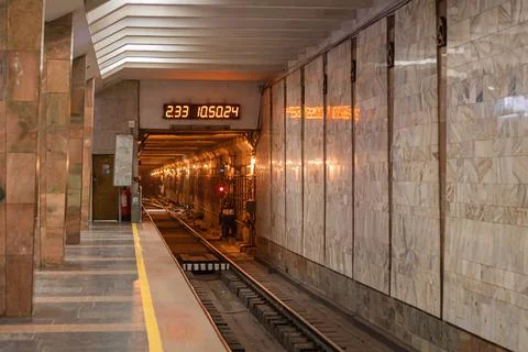 Empty platform of the old Soviet metro station. Foto stock