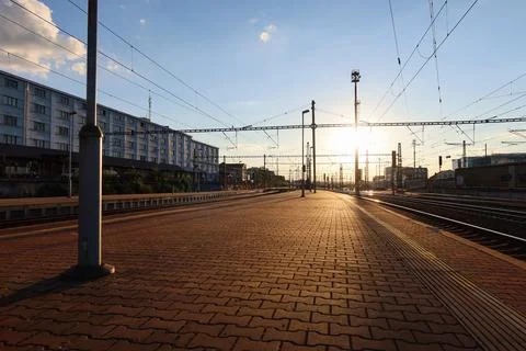 Empty Platform at Prague Liben Station at Sunset with Golden Light and Long.. Foto stock