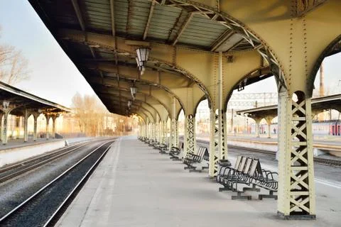 The empty platform of the railway station in the evening Foto stock