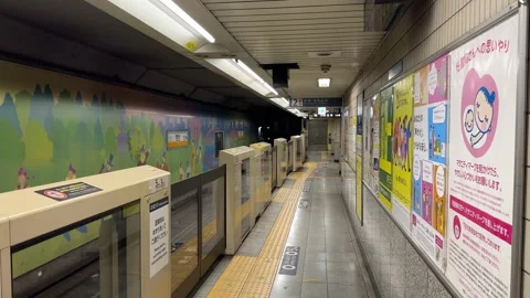 Empty platform at the tameike-sannō metro station, featuring modern platform Stock Footage 333175620