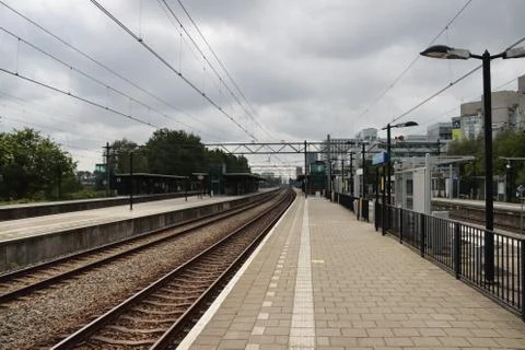 Empty platform at the trainstation Den Haag Laan van NOI in the Hague Foto stock