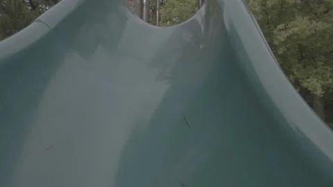Empty Playground Slide – Slow Motion Pull-Out - ProRes 4K UHD S-Log3 Stockbeeldmateriaal 317959981