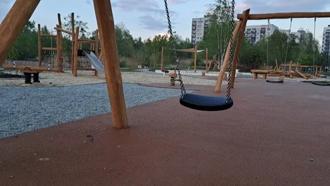 Empty Playground Swing in a Public Park Vídeo Stock 289471496
