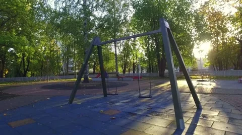 Empty playground swings. Camera around. Slow motion. Vídeo Stock 68056269